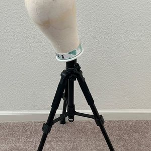 Wig stand tripod
